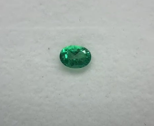 💚 Óvalos sueltos de esmeralda, perfectos para crear un anillo o dije único, diseñado a tu imaginación. También ideales como regalo de exportación con el sello de la elegancia colombiana.