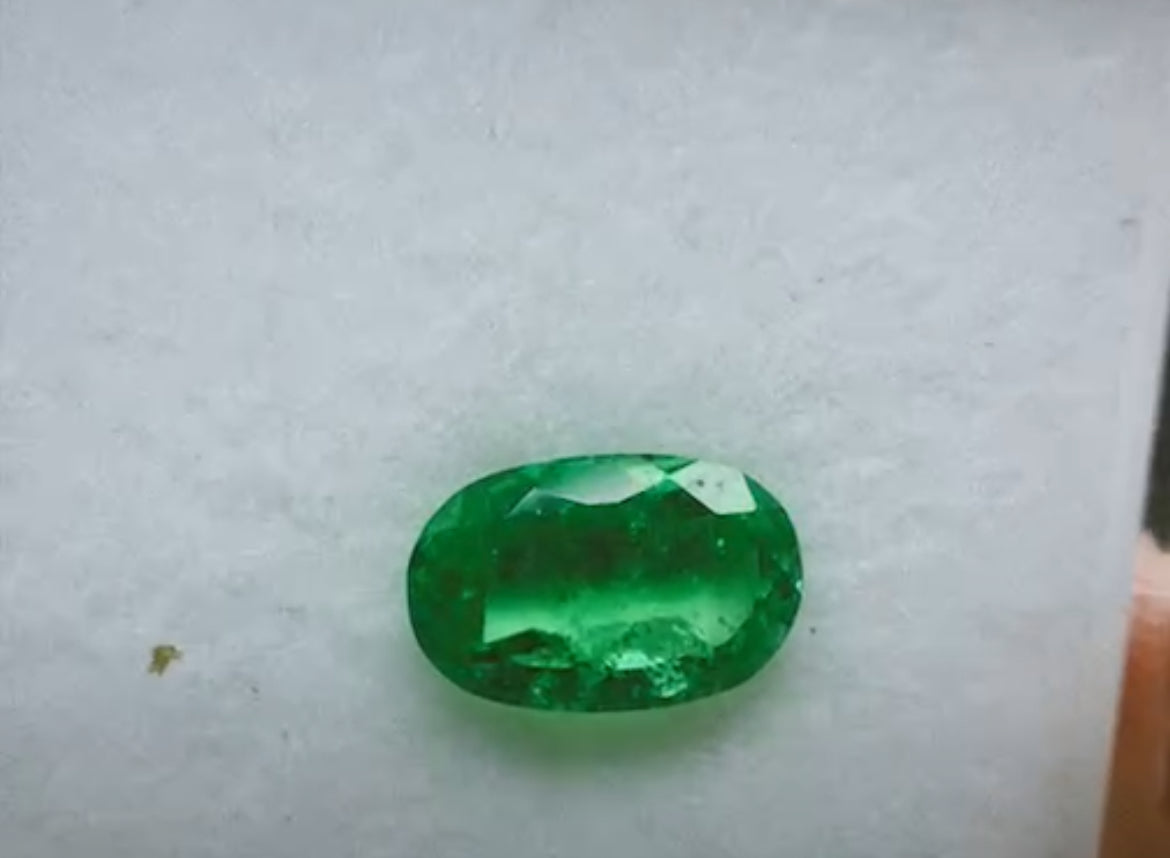 💚 Óvalos sueltos de esmeralda, perfectos para crear un anillo o dije único, diseñado a tu imaginación. También ideales como regalo de exportación con el sello de la elegancia colombiana.