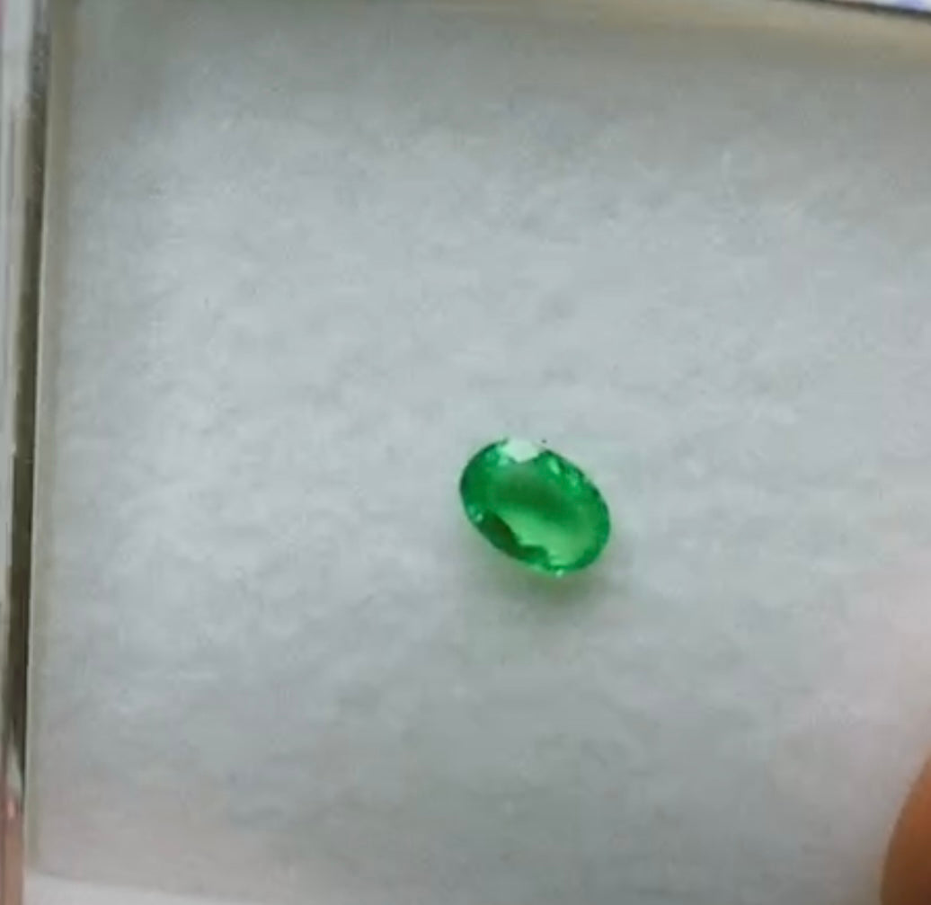 💚 Óvalos sueltos de esmeralda, perfectos para crear un anillo o dije único, diseñado a tu imaginación. También ideales como regalo de exportación con el sello de la elegancia colombiana.